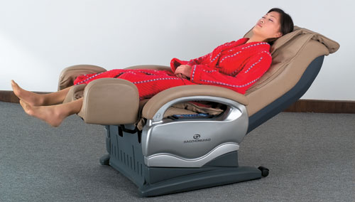 посмотрите на то, как массажное кресло Lotus l-3035 подходит для отдыха лежа. Оно идеально повторяет форму вашего тела, позволяя вам насладиться незабываемыми ощущениями от массажа
